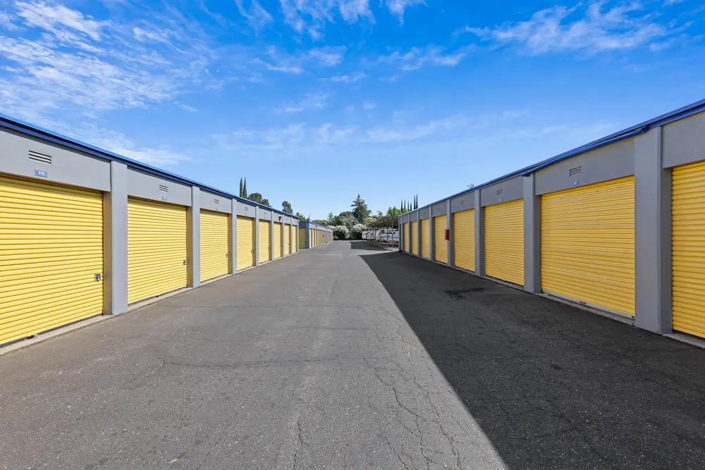 Photo showing the wide aisles and drive-up storage units in Yuba City on Hunn Rd.