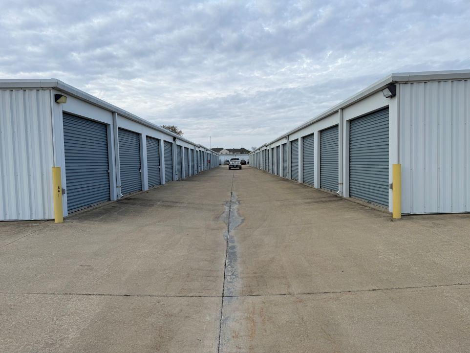 Drive-up storage units with wide drive aisles