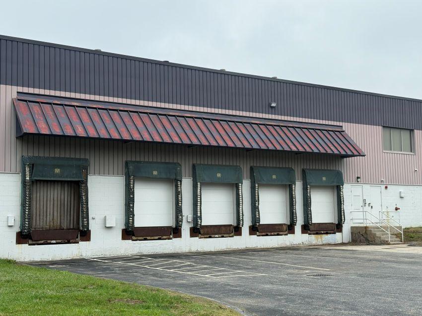 Covered loading bay