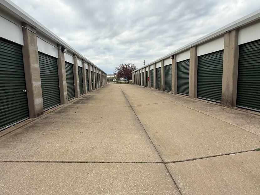Wide drive aisle with drive-up storage on either side